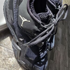 Jordan Men's Black and Gold Sneakers